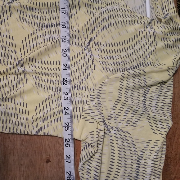 Womens 2X INC International Concepts Yellow Stretchy Pintucked Neck Gray White. - Picture 3 of 6